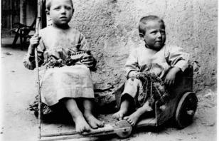Giochi da ricchi, giochi da poveri. Fotografie e antichi giocattoli